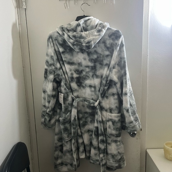 MeMoi Plush Hooded Robes - Picture 2 of 7